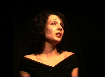 Chloe Sitbon photo de comédienne. Sur scène au théâtre.